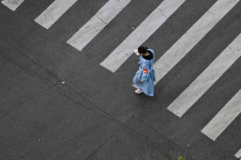 一名医护人员在上海静安区街道上行走