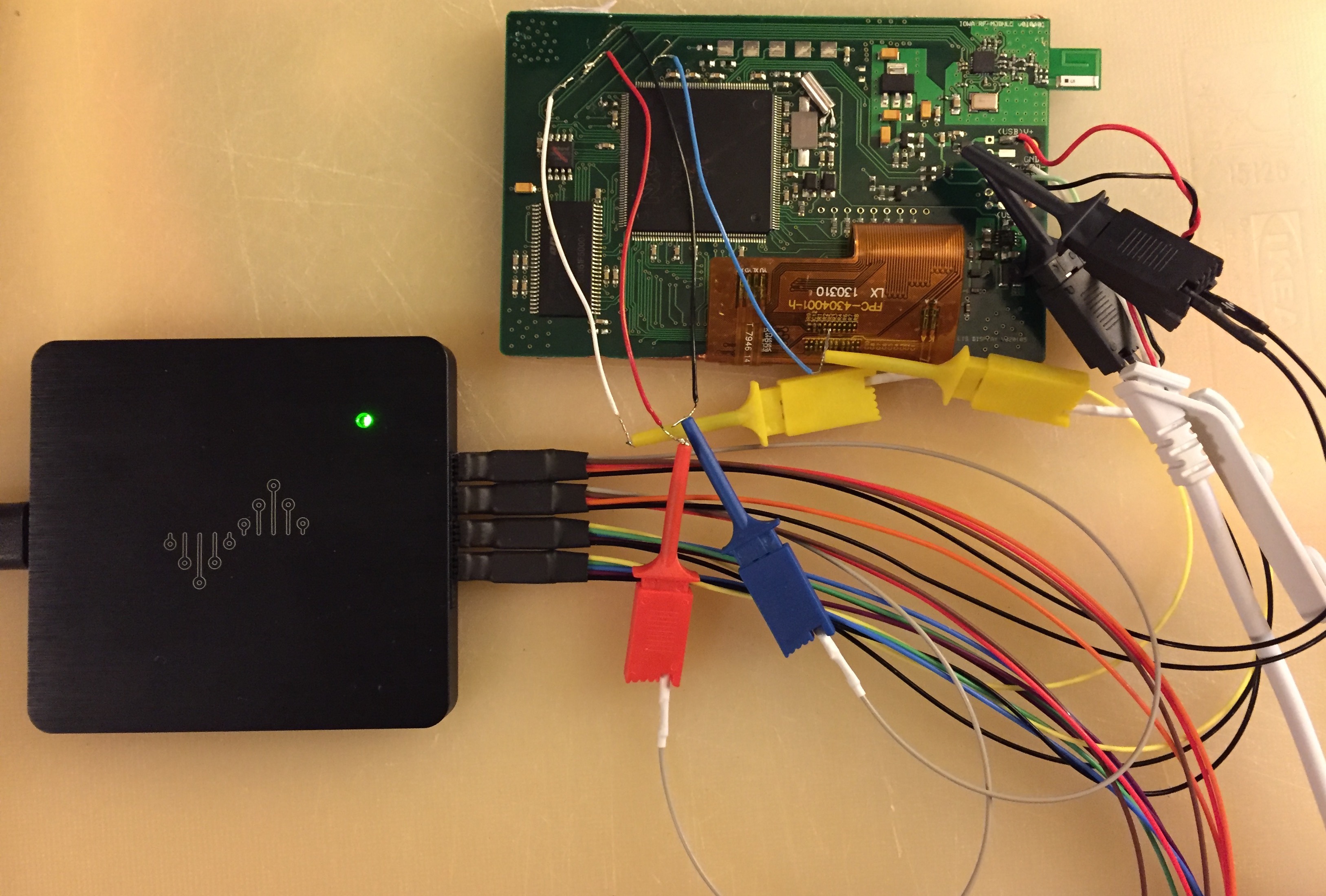 The receiving display hooked up to the logic analyzer